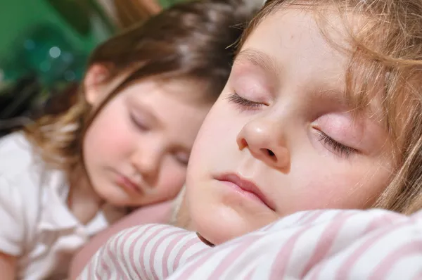 两个女孩睡 — 图库照片