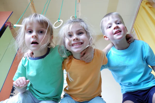 Tres Niños Felices Una Sala Deportes Doméstica — Foto de Stock