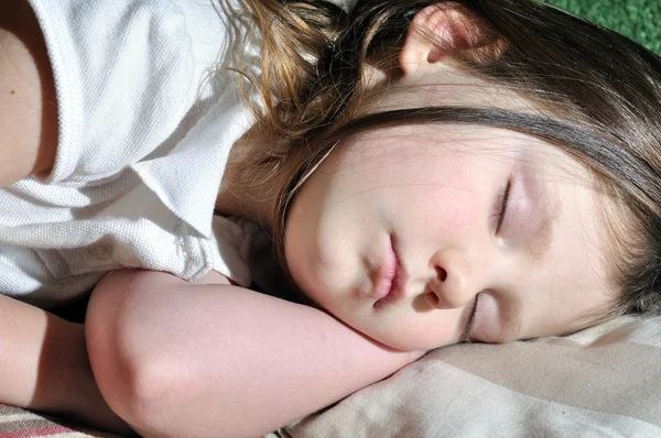 Dziewczynka Śpi Domu — Zdjęcie stockowe