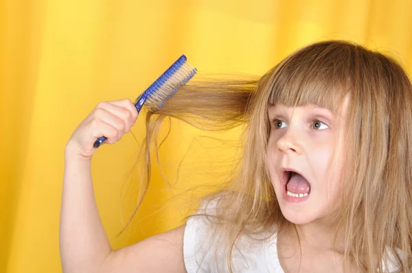 Μικρό Κορίτσι Που Προσπαθεί Βουρτσίζετε Μαλλιά Μια Βούρτσα — Φωτογραφία Αρχείου