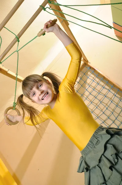 Jarige Meisje Spelen Met Haar Huisgymnastiek Houten — Stockfoto