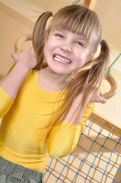 彼女の家の木製のジムで遊んで 歳の少女 — ストック写真