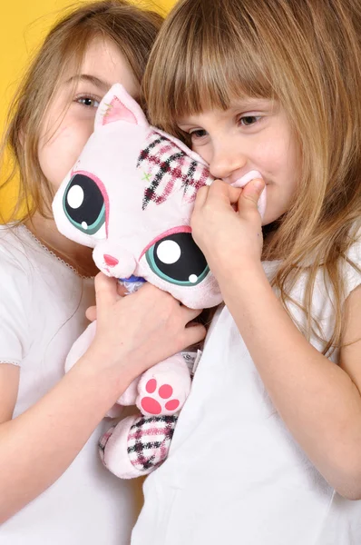 Дети с игрушечным плюшевым котом — стоковое фото
