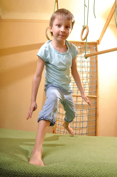 Детские игры и упражнения дома — стоковое фото
