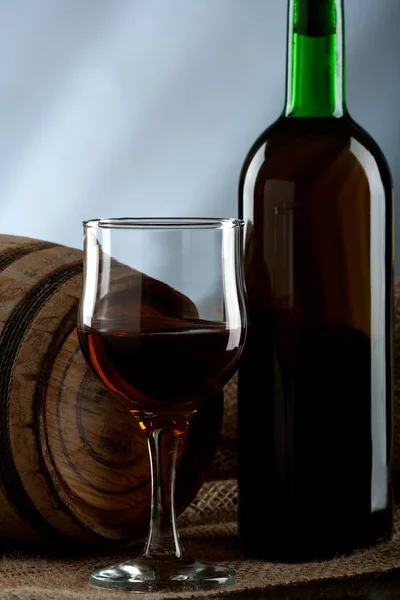 Натюрморт с бокалом вина и бутылкой — стоковое фото