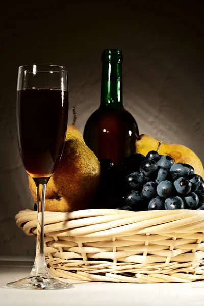 Bodegón con vino tinto y frutas — Foto de Stock