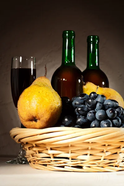 Stilleben med rött vin och frukt — Stockfoto