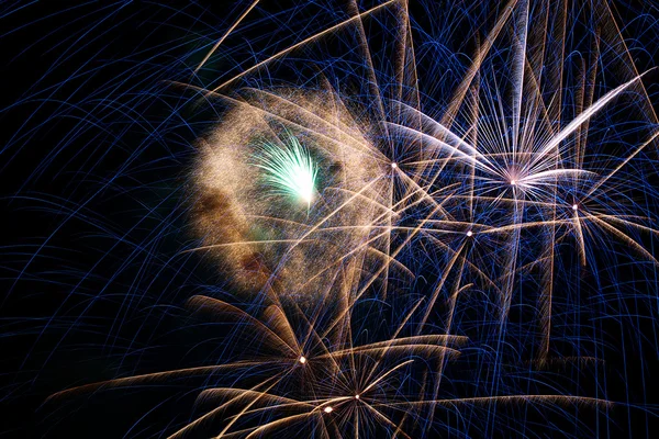 Fuochi d'artificio nel cielo notturno. — Foto Stock