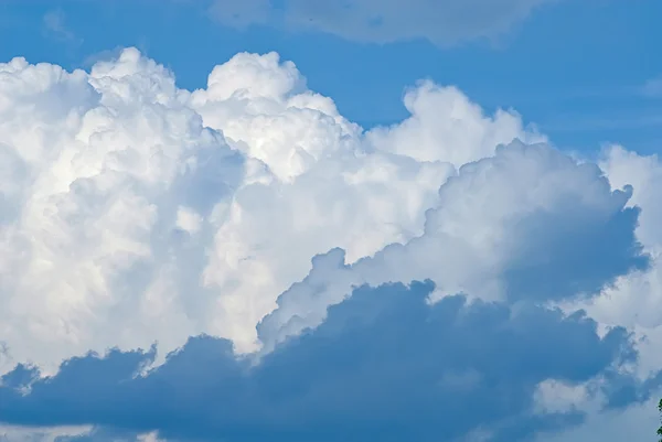 Lucht en de witte wolken — Stockfoto