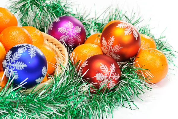 Mandarinka, borové větve a vánoční koule — Stock fotografie