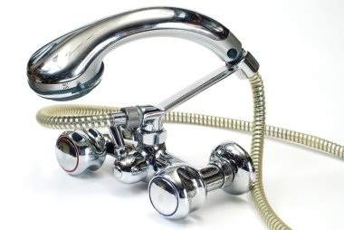 Krom nikel banyo musluk üzerinde beyaz banyo ekipmanları;