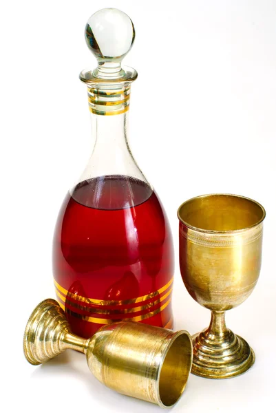 Copo de vinho e garrafa em um branco — Fotografia de Stock