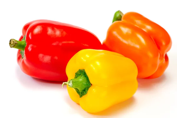 Τρία φρέσκα γλυκό πιπέρι απομονώνονται σε λευκό φόντο Εικόνα Αρχείου