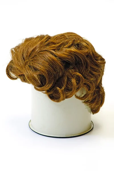 Περούκα γυναίκα σε λευκό απομονωθεί Εικόνα Αρχείου