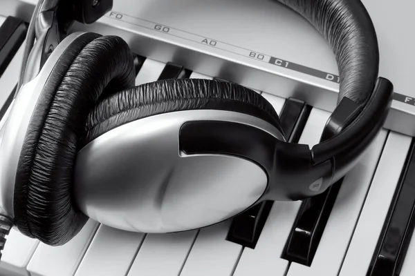 Headphones on synthesizer keyboard — Stock Photo, Image