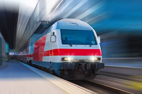 Nowoczesny pociąg dużych prędkości — Zdjęcie stockowe