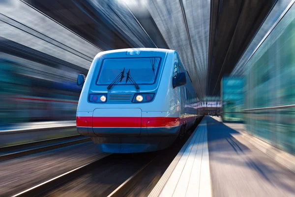 現代の高速列車は — ストック写真