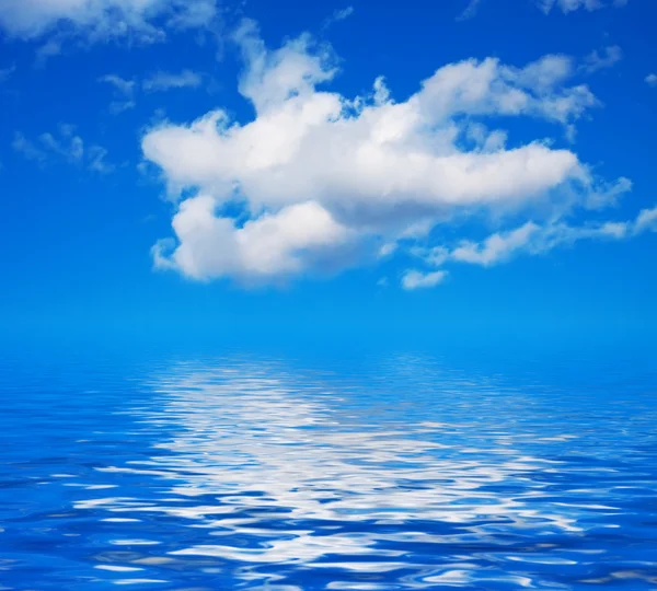 Blå himmel med moln på vattnet — Stockfoto