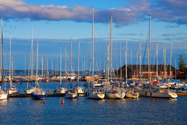 Dockade yachts i Helsingfors, finland — Stockfoto