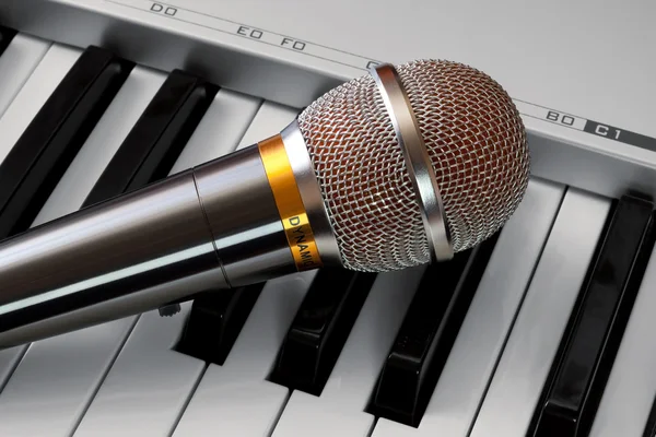 Synthesizer klavye üzerindeki mikrofon — Stok fotoğraf
