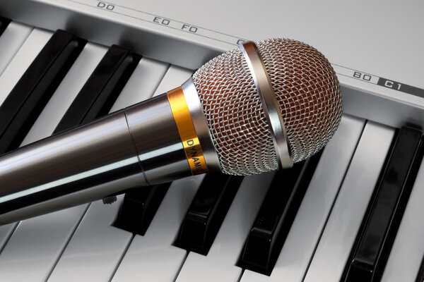 Microphone on synthesizer keyboard