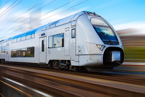 Сучасний високошвидкісний поїзд з розмиттям руху — стокове фото
