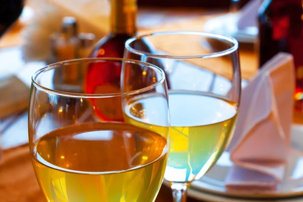 Wijn bekers op restaurant tafel — Stockfoto