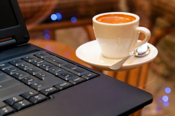 Laptop és kávé — Stock Fotó