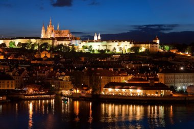 gece Prag panorama