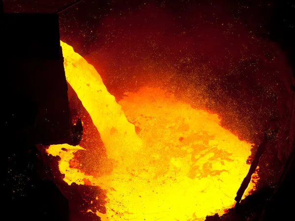 Yüksek fırın gelen sıvı metal — Stok fotoğraf