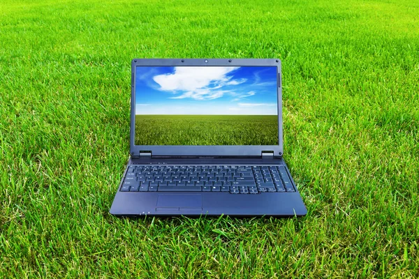 Notebook na trávě — Stock fotografie