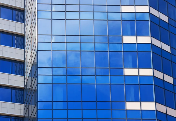 Reflecterende zakelijke gebouw — Stockfoto