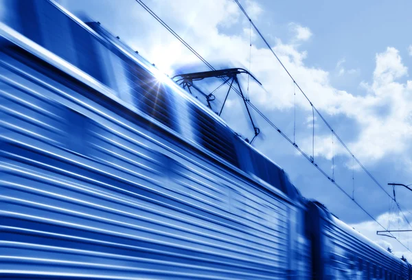 Синий поезд в движении — стоковое фото
