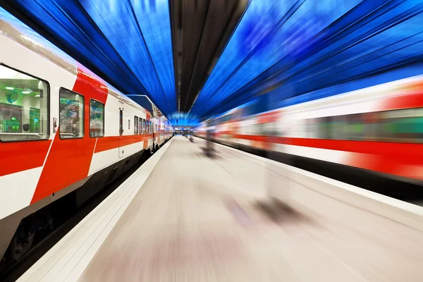 Pociąg pasażerski przechodzi stacja kolejowa — Zdjęcie stockowe