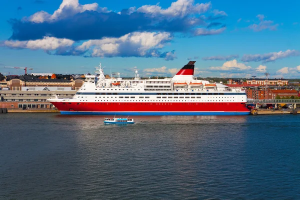 Velké výletní parník ukotven v Helsinkách přístavu — Stock fotografie