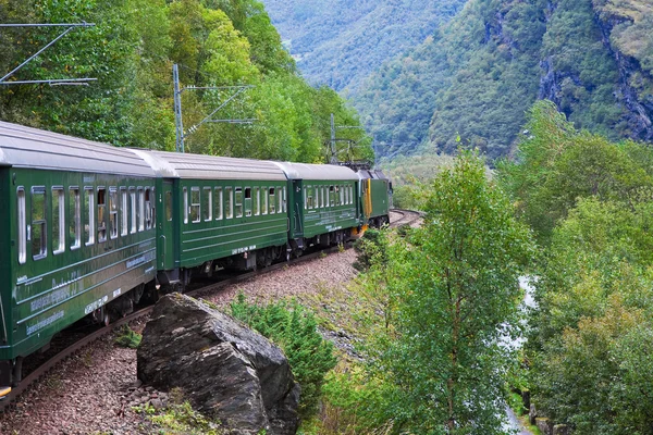 En el tren por las montañas escandinavas — Foto de Stock
