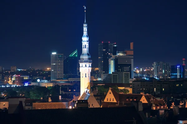 Nocna panorama w Tallinie, estonia — Zdjęcie stockowe