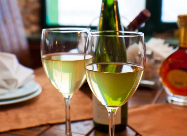 Vin bägare på restaurang bord — Stockfoto