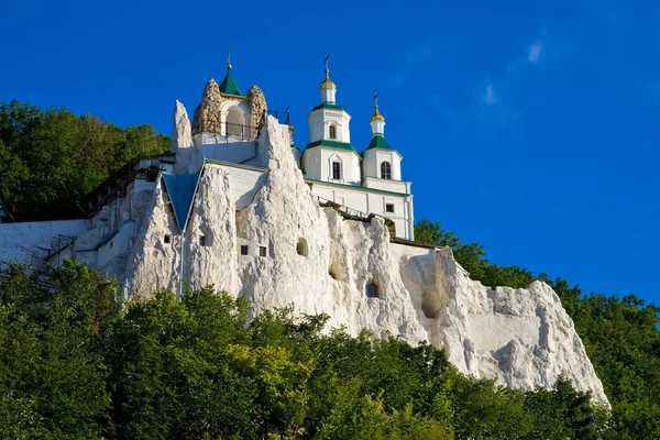 Легендарна церква на крейдяній скелі — стокове фото