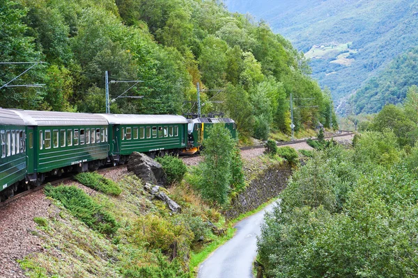 Door de trein over Scandinavische bergen — Stockfoto