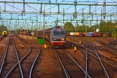 yük treni, Tren İstasyonu'na geçme