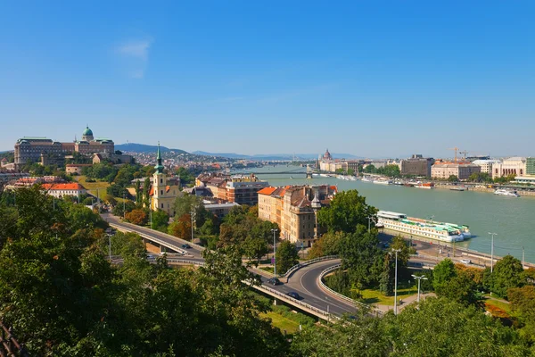 Летняя панорама Будапешта, Венгрия — стоковое фото