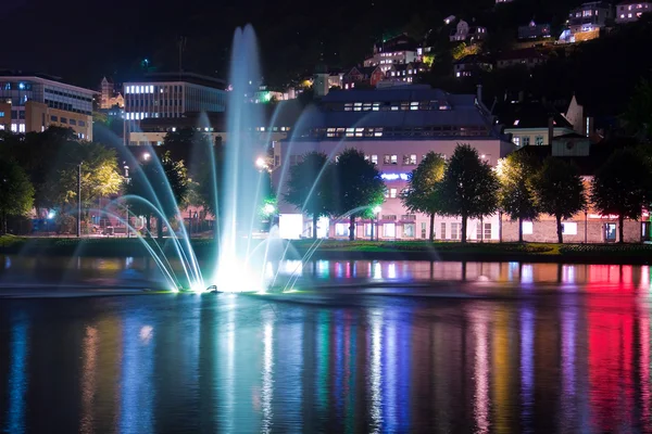Estanque nocturno con fuente en Bergen, Noruega — Foto de Stock