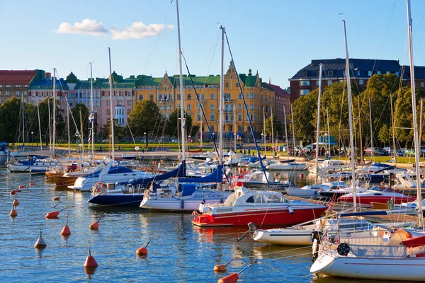 在芬兰赫尔辛基中心停靠的游艇 — 图库照片
