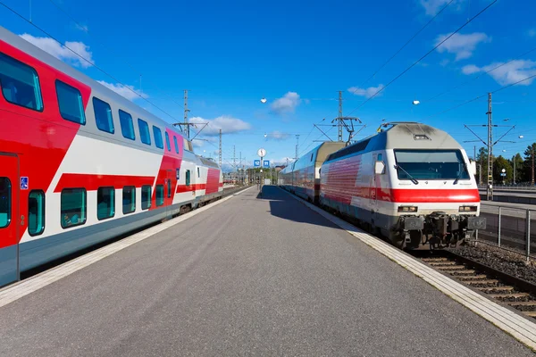Trenes de pasajeros en Helsinki, Finlandia — Foto de Stock