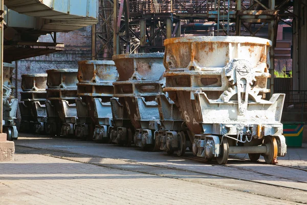 Железнодорожные контейнеры для жидкого металла — стоковое фото