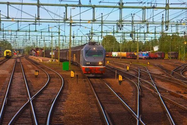 Güterzug passiert Bahnhof — Stockfoto