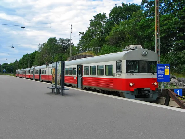 Пригородный поезд на вокзале — стоковое фото