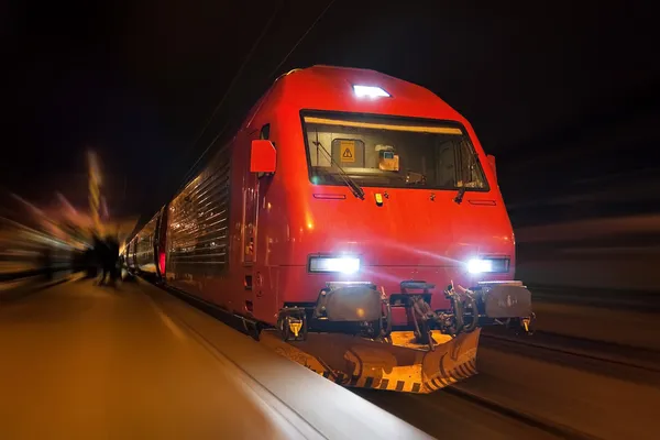 Snabba tåg med rörelseoskärpa — Stockfoto