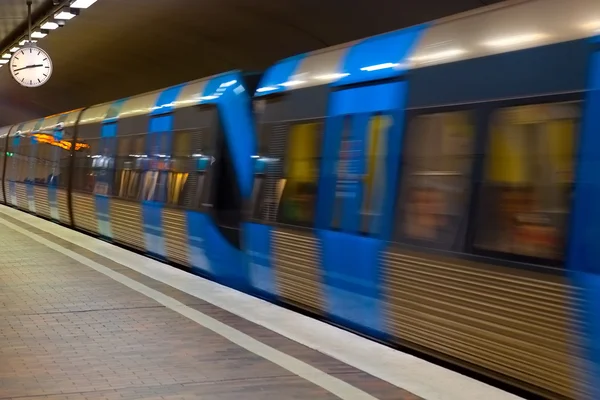 Станция метро с эффектом размытия движения — стоковое фото